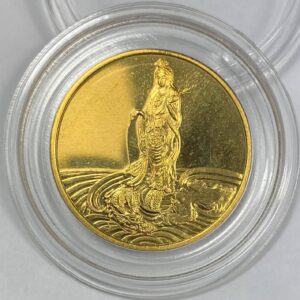 เหรียญเนื้อทองคำ ขนาด 3 เซน พระมหาโพธิสัตว์กวนอิม ที่ระลึก 80 พรรษา เจ้าแม่กวนอิมบนมังกร ด้านหลัง ญสส หงส์คู่มังกร ปี 2536